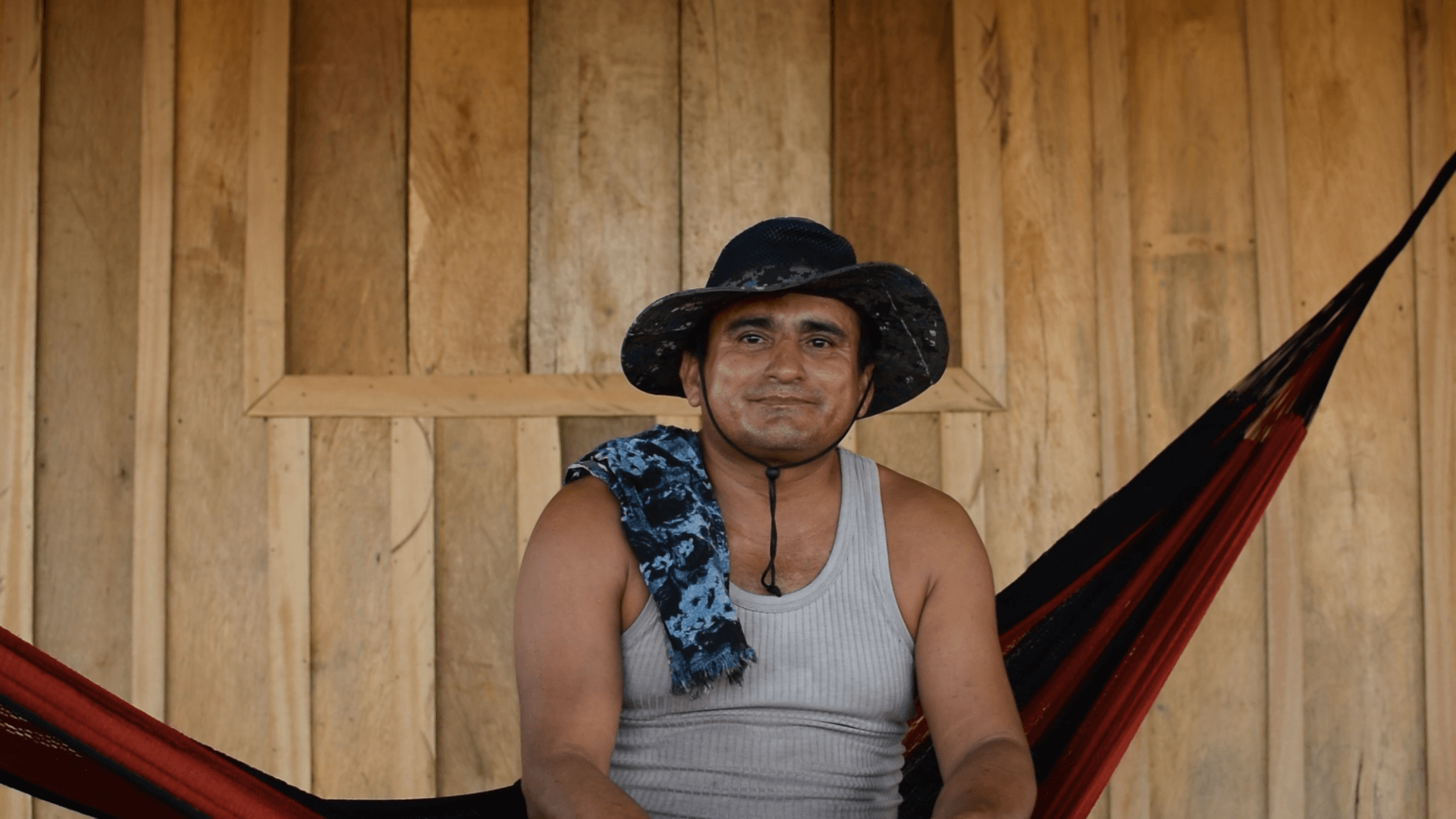 Ramón Alirio en su chinchorro en La Cristalina